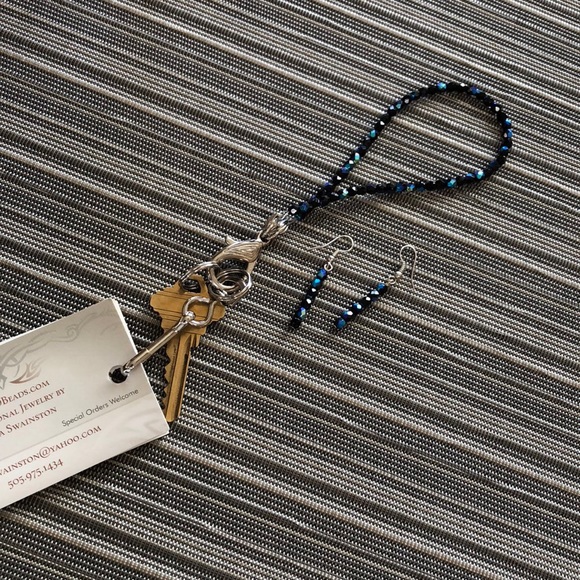 Earrings with key/badge wristlet or bracelet - Picture 8 of 8